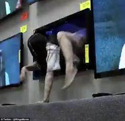 恐怖整蛊视频国产在线,惊悚来袭！揭秘国产恐怖整蛊视频的惊悚瞬间  第2张